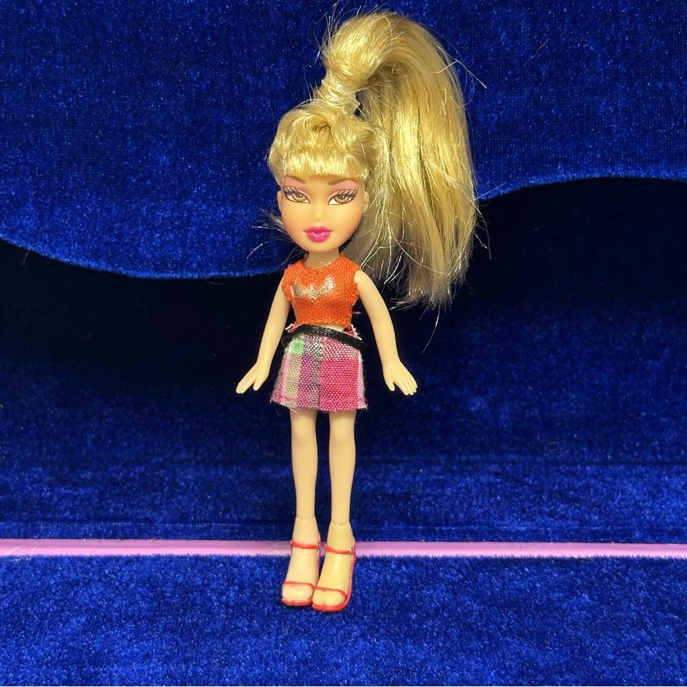 Lil Bratz CLOE Doll Shirt Skirt Shoes Blonde Hair Brown Eyes Vintage 2002